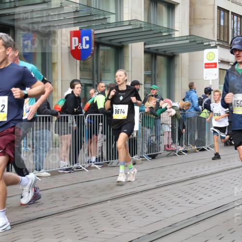 05.10.2025 - 20. swb-Marathon Bremen Strokosch-Dieckow http://msf.ph/oto/9234851 05.10.2025 10:43:51 Ziel 9614, 9919, 10044, 10348, 10351, 10649, 10652, 10666, 10780, 10816, 11316, 11503, 11645, 11648, 11659, 9614, 9919, 10044, 10348, 10351, 10649, 10652, 10666, 10780, 10816, 11316, 11503, 11645, 11648, 11659 meine-sportfotos.de