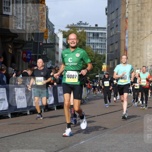 05.10.2025 - 20. swb-Marathon Bremen Strokosch-Dieckow http://msf.ph/oto/9234884 05.10.2025 10:54:42 Ziel 8326, 9282, 9295, 9436, 9591, 9754, 9776, 10007, 10174, 10487, 10770, 11163, 11276, 11321 meine-sportfotos.de