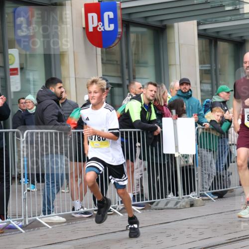 05.10.2025 - 20. swb-Marathon Bremen Strokosch-Dieckow http://msf.ph/oto/9234892 05.10.2025 10:43:52 Ziel 9614, 9919, 10044, 10348, 10351, 10649, 10652, 10666, 10780, 10816, 11316, 11503, 11645, 11648, 11659, 9614, 9919, 10044, 10348, 10351, 10649, 10652, 10666, 10780, 10816, 11316, 11503, 11645, 11648, 11659 meine-sportfotos.de