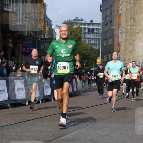 05.10.2025 - 20. swb-Marathon Bremen Strokosch-Dieckow http://msf.ph/oto/9234925 05.10.2025 10:54:43 Ziel 8326, 9282, 9295, 9436, 9591, 9754, 9776, 10007, 10232, 10233, 10487, 10770, 11163, 11276 meine-sportfotos.de