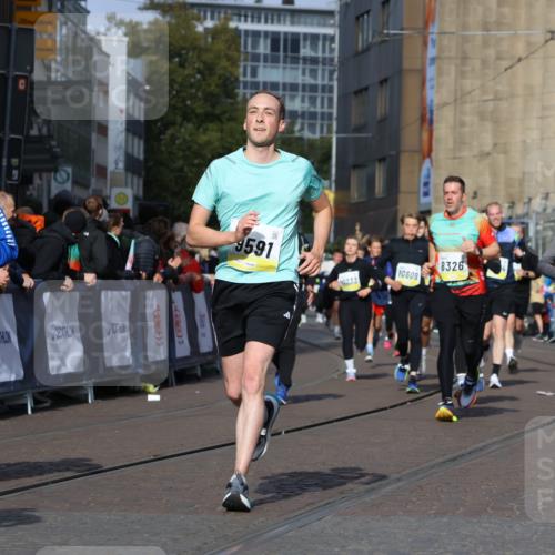 05.10.2025 - 20. swb-Marathon Bremen Strokosch-Dieckow http://msf.ph/oto/9234941 05.10.2025 10:54:44 Ziel 8326, 9282, 9295, 9436, 9560, 9591, 9754, 9776, 10007, 10024, 10232, 10233, 10487, 10770, 11163, 11276 meine-sportfotos.de