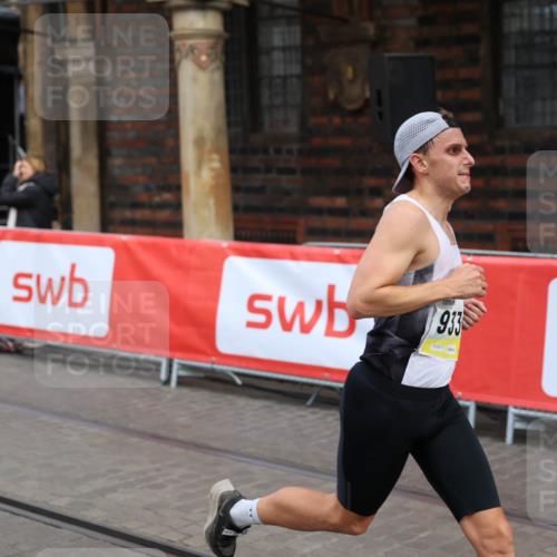 05.10.2025 - 20. swb-Marathon Bremen Yannick Fuchs http://msf.ph/oto/9234991 05.10.2025 10:35:29 Ziel 9336 meine-sportfotos.de
