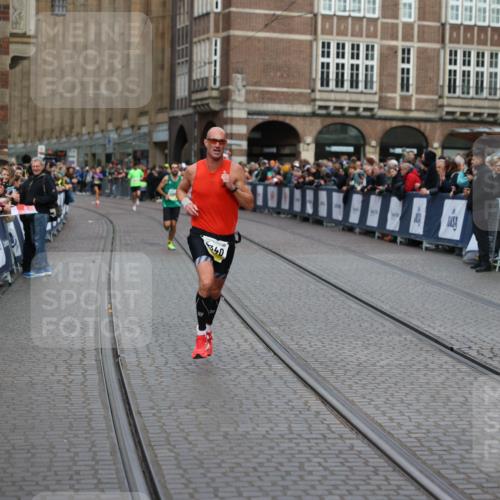 05.10.2025 - 20. swb-Marathon Bremen Yannick Fuchs http://msf.ph/oto/9234992 05.10.2025 10:35:30 Ziel 9336, 9340 meine-sportfotos.de