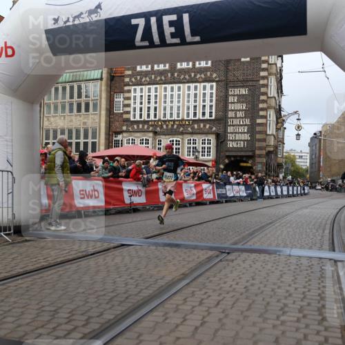 05.10.2025 - 20. swb-Marathon Bremen Yannick Fuchs http://msf.ph/oto/9235107 05.10.2025 10:36:00 Ziel 10372 meine-sportfotos.de