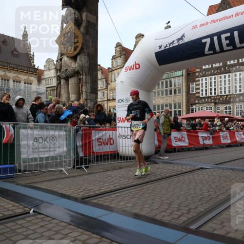 05.10.2025 - 20. swb-Marathon Bremen Yannick Fuchs http://msf.ph/oto/9235152 05.10.2025 10:36:01 Ziel 10372 meine-sportfotos.de