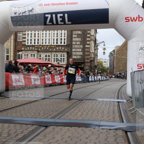 05.10.2025 - 20. swb-Marathon Bremen Yannick Fuchs http://msf.ph/oto/9235266 05.10.2025 10:36:28 Ziel 11013 meine-sportfotos.de