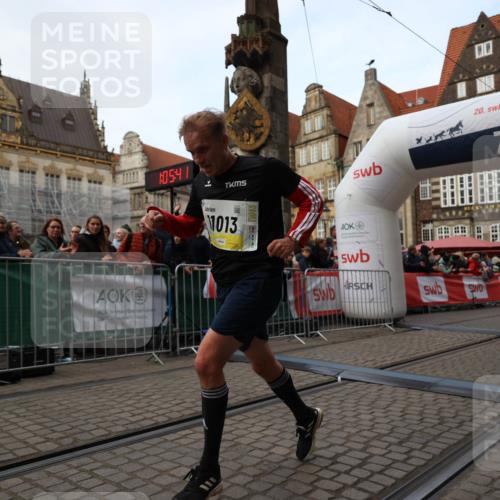 05.10.2025 - 20. swb-Marathon Bremen Yannick Fuchs http://msf.ph/oto/9235306 05.10.2025 10:36:30 Ziel 11013, 11185 meine-sportfotos.de