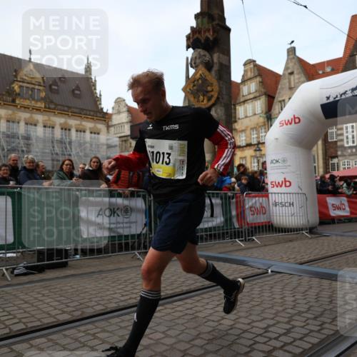 05.10.2025 - 20. swb-Marathon Bremen Yannick Fuchs http://msf.ph/oto/9235308 05.10.2025 10:36:30 Ziel 11013, 11185 meine-sportfotos.de