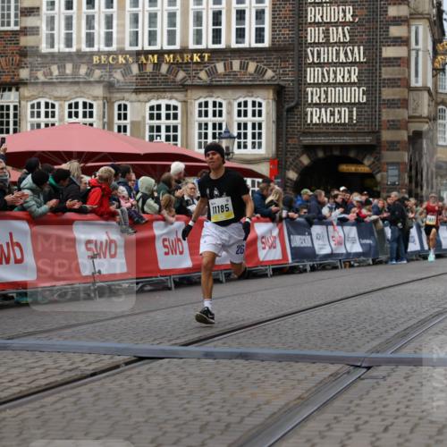 05.10.2025 - 20. swb-Marathon Bremen Yannick Fuchs http://msf.ph/oto/9235323 05.10.2025 10:36:32 Ziel 11013, 11185 meine-sportfotos.de