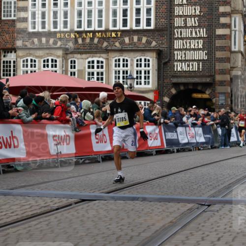 05.10.2025 - 20. swb-Marathon Bremen Yannick Fuchs http://msf.ph/oto/9235326 05.10.2025 10:36:32 Ziel 11013, 11185 meine-sportfotos.de
