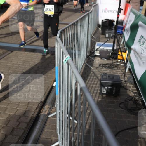 05.10.2025 - 20. swb-Marathon Bremen Yannick Fuchs http://msf.ph/oto/9235329 05.10.2025 11:04:44 Ziel 8111, 9394, 9610, 9750, 9915, 10278, 10485, 10531, 10532, 10674, 10869, 10956, 11196, 11542, 11704 meine-sportfotos.de