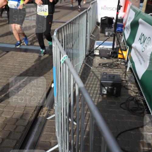 05.10.2025 - 20. swb-Marathon Bremen Yannick Fuchs http://msf.ph/oto/9235333 05.10.2025 11:04:44 Ziel 8111, 9394, 9610, 9750, 9915, 10278, 10485, 10531, 10532, 10674, 10869, 10956, 11196, 11542, 11704 meine-sportfotos.de