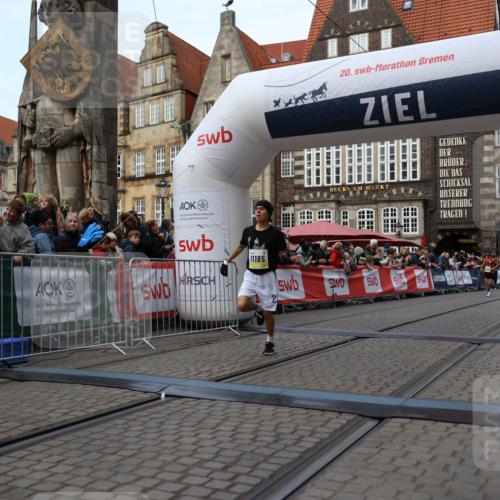 05.10.2025 - 20. swb-Marathon Bremen Yannick Fuchs http://msf.ph/oto/9235344 05.10.2025 10:36:33 Ziel 11013, 11185, 11687 meine-sportfotos.de