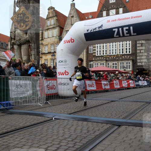 05.10.2025 - 20. swb-Marathon Bremen Yannick Fuchs http://msf.ph/oto/9235346 05.10.2025 10:36:33 Ziel 11013, 11185, 11687 meine-sportfotos.de