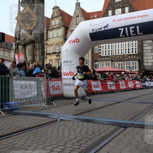 05.10.2025 - 20. swb-Marathon Bremen Yannick Fuchs http://msf.ph/oto/9235348 05.10.2025 10:36:33 Ziel 11013, 11185, 11687 meine-sportfotos.de