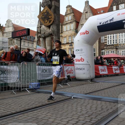 05.10.2025 - 20. swb-Marathon Bremen Yannick Fuchs http://msf.ph/oto/9235361 05.10.2025 10:36:33 Ziel 11013, 11185, 11687 meine-sportfotos.de