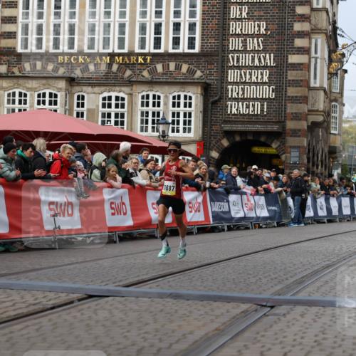 05.10.2025 - 20. swb-Marathon Bremen Yannick Fuchs http://msf.ph/oto/9235369 05.10.2025 10:36:35 Ziel 11013, 11185, 11687 meine-sportfotos.de