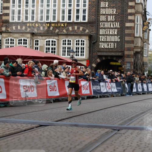 05.10.2025 - 20. swb-Marathon Bremen Yannick Fuchs http://msf.ph/oto/9235373 05.10.2025 10:36:35 Ziel 11013, 11185, 11687 meine-sportfotos.de