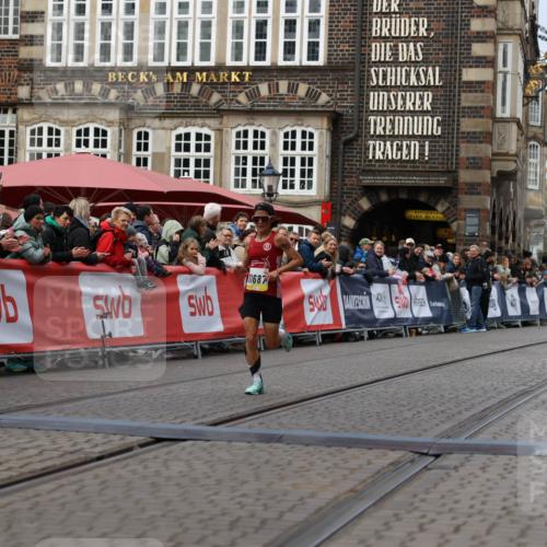 05.10.2025 - 20. swb-Marathon Bremen Yannick Fuchs http://msf.ph/oto/9235381 05.10.2025 10:36:35 Ziel 11013, 11185, 11687 meine-sportfotos.de