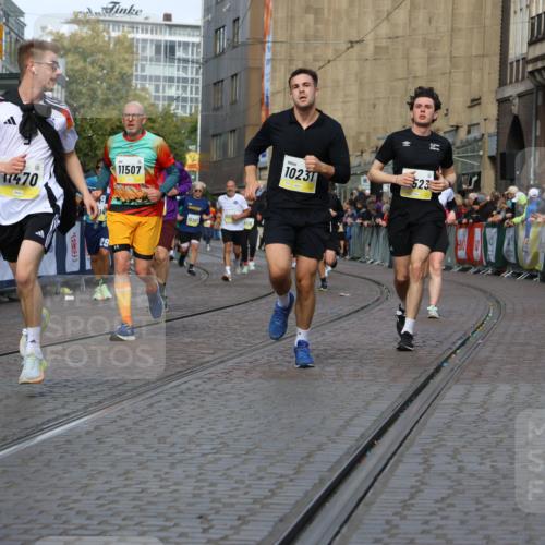 05.10.2025 - 20. swb-Marathon Bremen Strokosch-Dieckow http://msf.ph/oto/9235437 05.10.2025 10:54:57 Ziel 9427, 9475, 9570, 9791, 10231, 11320, 11363, 11470, 11507, 11523 meine-sportfotos.de