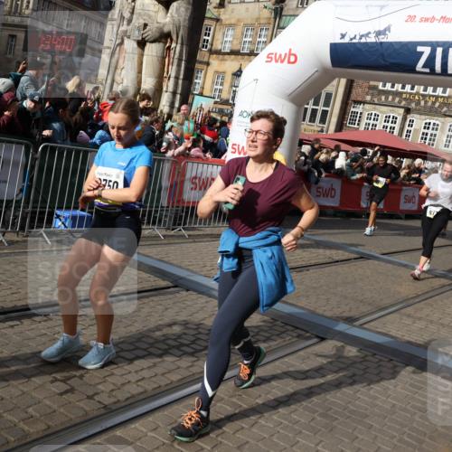 05.10.2025 - 20. swb-Marathon Bremen Yannick Fuchs http://msf.ph/oto/9235450 05.10.2025 11:04:49 Ziel 9532, 9623, 9750, 9765, 9771, 9812, 9915, 10422, 10451, 10485, 10532, 10674, 10869, 11196, 11427, 11542, 11546 meine-sportfotos.de