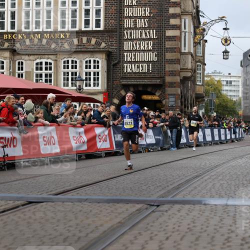 05.10.2025 - 20. swb-Marathon Bremen Yannick Fuchs http://msf.ph/oto/9235453 05.10.2025 10:36:41 Ziel 9527, 11687 meine-sportfotos.de