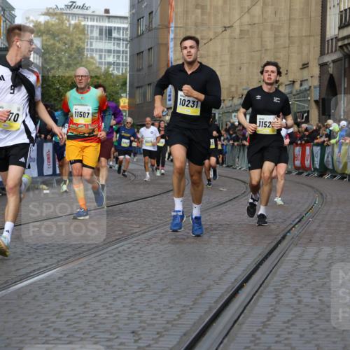 05.10.2025 - 20. swb-Marathon Bremen Strokosch-Dieckow http://msf.ph/oto/9235455 05.10.2025 10:54:58 Ziel 9427, 9475, 9570, 9791, 10014, 10231, 11320, 11363, 11470, 11507, 11523 meine-sportfotos.de