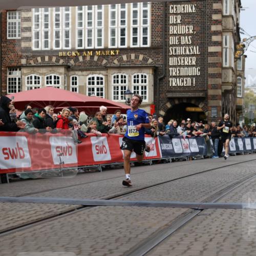 05.10.2025 - 20. swb-Marathon Bremen Yannick Fuchs http://msf.ph/oto/9235463 05.10.2025 10:36:41 Ziel 9527, 11687 meine-sportfotos.de