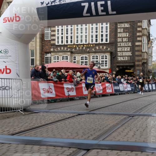 05.10.2025 - 20. swb-Marathon Bremen Yannick Fuchs http://msf.ph/oto/9235473 05.10.2025 10:36:42 Ziel 9527, 9829, 11687 meine-sportfotos.de