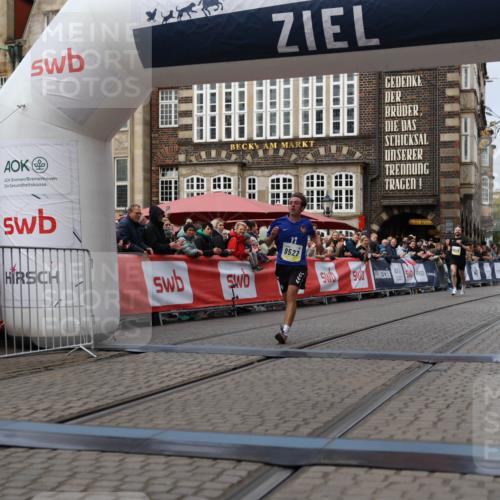 05.10.2025 - 20. swb-Marathon Bremen Yannick Fuchs http://msf.ph/oto/9235477 05.10.2025 10:36:42 Ziel 9527, 9829, 11687 meine-sportfotos.de