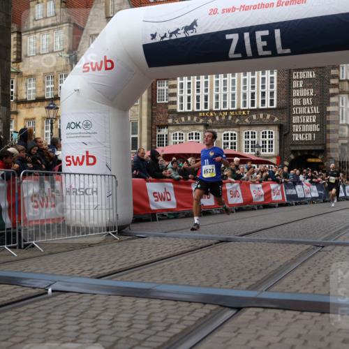 05.10.2025 - 20. swb-Marathon Bremen Yannick Fuchs http://msf.ph/oto/9235480 05.10.2025 10:36:42 Ziel 9527, 9829, 11687 meine-sportfotos.de