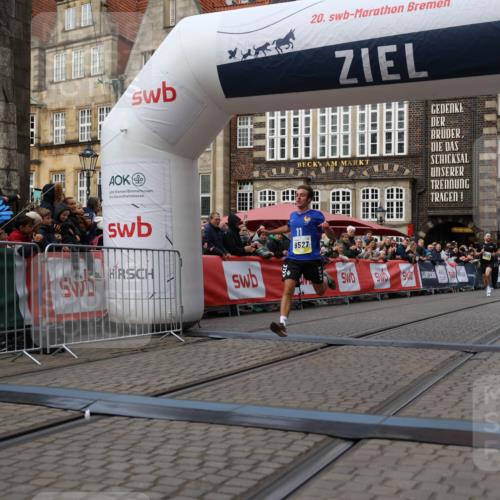 05.10.2025 - 20. swb-Marathon Bremen Yannick Fuchs http://msf.ph/oto/9235482 05.10.2025 10:36:42 Ziel 9527, 9829, 11687 meine-sportfotos.de