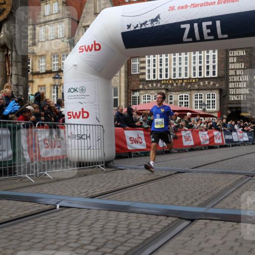 05.10.2025 - 20. swb-Marathon Bremen Yannick Fuchs http://msf.ph/oto/9235484 05.10.2025 10:36:42 Ziel 9527, 9829, 11687 meine-sportfotos.de