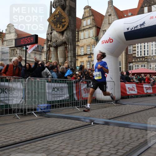 05.10.2025 - 20. swb-Marathon Bremen Yannick Fuchs http://msf.ph/oto/9235499 05.10.2025 10:36:43 Ziel 9527, 9829, 11687 meine-sportfotos.de