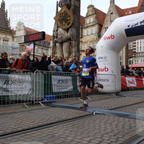 05.10.2025 - 20. swb-Marathon Bremen Yannick Fuchs http://msf.ph/oto/9235509 05.10.2025 10:36:43 Ziel 9527, 9829, 11687 meine-sportfotos.de