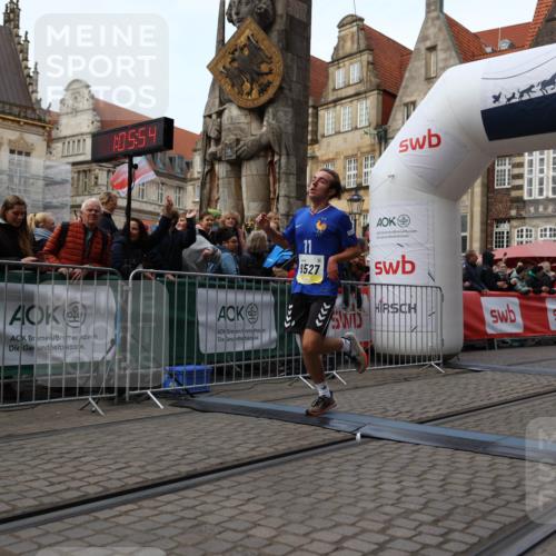 05.10.2025 - 20. swb-Marathon Bremen Yannick Fuchs http://msf.ph/oto/9235512 05.10.2025 10:36:43 Ziel 9527, 9829, 11687 meine-sportfotos.de