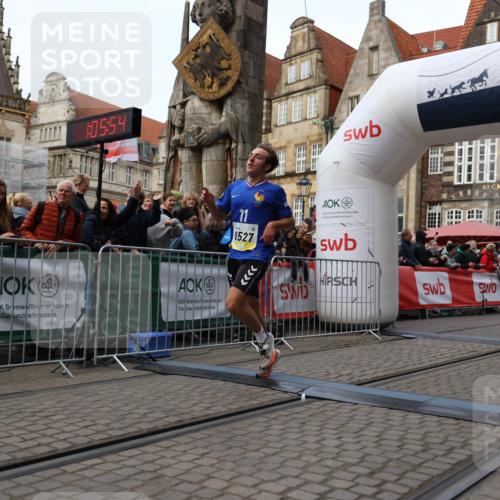 05.10.2025 - 20. swb-Marathon Bremen Yannick Fuchs http://msf.ph/oto/9235516 05.10.2025 10:36:43 Ziel 9527, 9829, 11687 meine-sportfotos.de