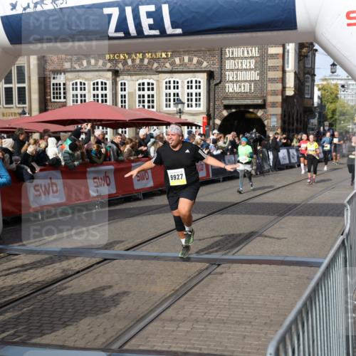 05.10.2025 - 20. swb-Marathon Bremen Yannick Fuchs http://msf.ph/oto/9235523 05.10.2025 11:04:55 Ziel 9532, 9623, 9765, 9771, 9812, 9927, 10422, 10451, 10557, 10964, 11035, 11427, 11546, 11615 meine-sportfotos.de