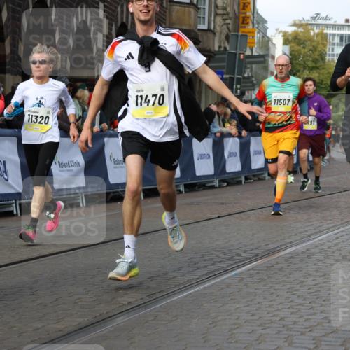 05.10.2025 - 20. swb-Marathon Bremen Strokosch-Dieckow http://msf.ph/oto/9235528 05.10.2025 10:54:59 Ziel 9427, 9475, 9570, 9791, 10014, 10231, 10920, 11320, 11363, 11470, 11507, 11523 meine-sportfotos.de
