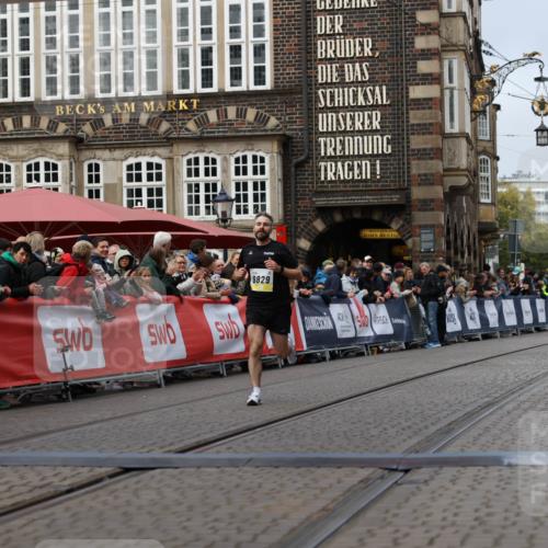 05.10.2025 - 20. swb-Marathon Bremen Yannick Fuchs http://msf.ph/oto/9235529 05.10.2025 10:36:44 Ziel 9527, 9829 meine-sportfotos.de