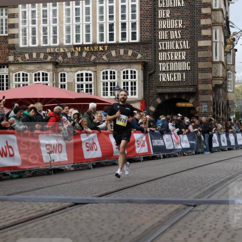 05.10.2025 - 20. swb-Marathon Bremen Yannick Fuchs http://msf.ph/oto/9235534 05.10.2025 10:36:44 Ziel 9527, 9829 meine-sportfotos.de