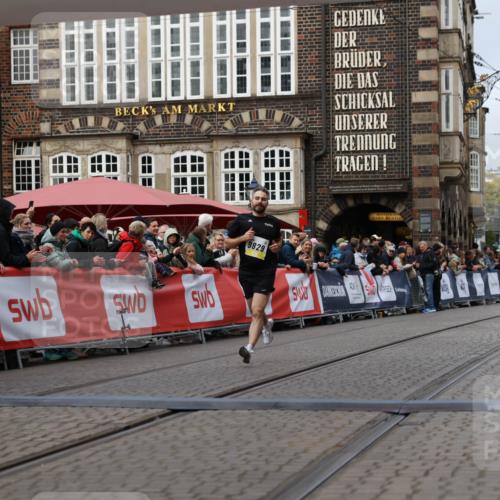 05.10.2025 - 20. swb-Marathon Bremen Yannick Fuchs http://msf.ph/oto/9235536 05.10.2025 10:36:44 Ziel 9527, 9829 meine-sportfotos.de