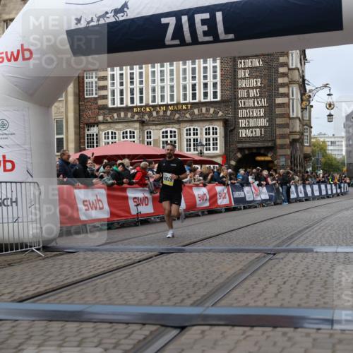 05.10.2025 - 20. swb-Marathon Bremen Yannick Fuchs http://msf.ph/oto/9235560 05.10.2025 10:36:45 Ziel 9527, 9829 meine-sportfotos.de