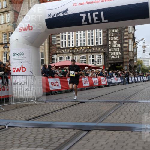 05.10.2025 - 20. swb-Marathon Bremen Yannick Fuchs http://msf.ph/oto/9235573 05.10.2025 10:36:45 Ziel 9527, 9829 meine-sportfotos.de
