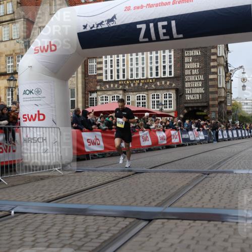 05.10.2025 - 20. swb-Marathon Bremen Yannick Fuchs http://msf.ph/oto/9235576 05.10.2025 10:36:45 Ziel 9527, 9829 meine-sportfotos.de