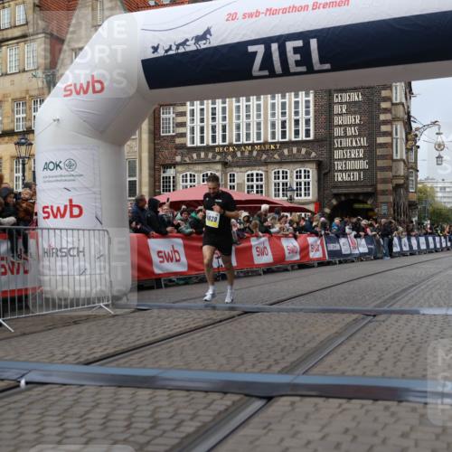 05.10.2025 - 20. swb-Marathon Bremen Yannick Fuchs http://msf.ph/oto/9235579 05.10.2025 10:36:45 Ziel 9527, 9829 meine-sportfotos.de