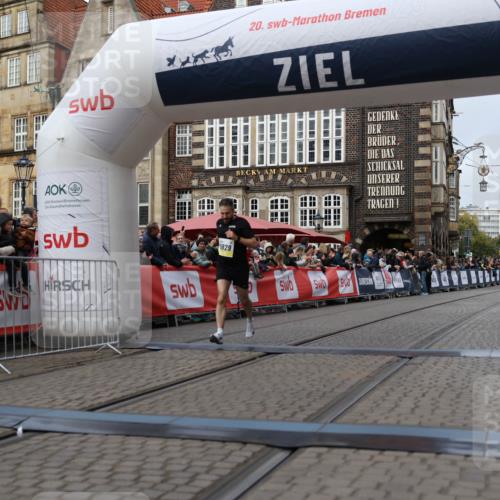 05.10.2025 - 20. swb-Marathon Bremen Yannick Fuchs http://msf.ph/oto/9235580 05.10.2025 10:36:45 Ziel 9527, 9829 meine-sportfotos.de
