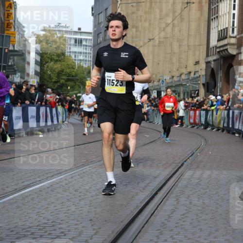 05.10.2025 - 20. swb-Marathon Bremen Strokosch-Dieckow http://msf.ph/oto/9235589 05.10.2025 10:55:00 Ziel 9427, 9475, 9570, 9791, 10014, 10180, 10231, 10307, 10920, 11320, 11363, 11470, 11507, 11523 meine-sportfotos.de