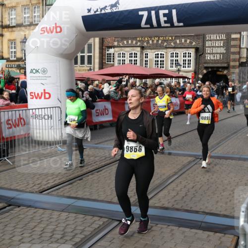 05.10.2025 - 20. swb-Marathon Bremen Yannick Fuchs http://msf.ph/oto/9235594 05.10.2025 11:05:01 Ziel 9530, 9813, 9866, 9927, 10684, 10771, 10891, 11315, 11372, 11559, 11615, 11636 meine-sportfotos.de