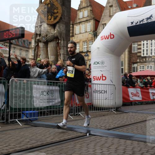05.10.2025 - 20. swb-Marathon Bremen Yannick Fuchs http://msf.ph/oto/9235598 05.10.2025 10:36:47 Ziel 9527, 9829 meine-sportfotos.de